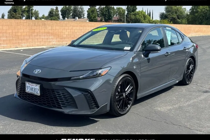 2025 Toyota Camry SE photo 1
