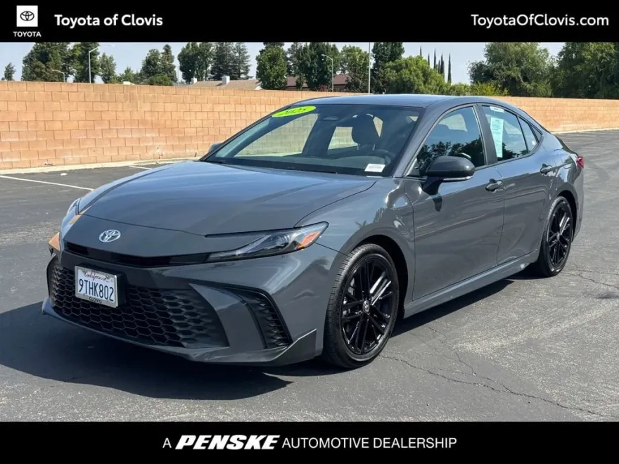 2025 Toyota Camry SE photo 1