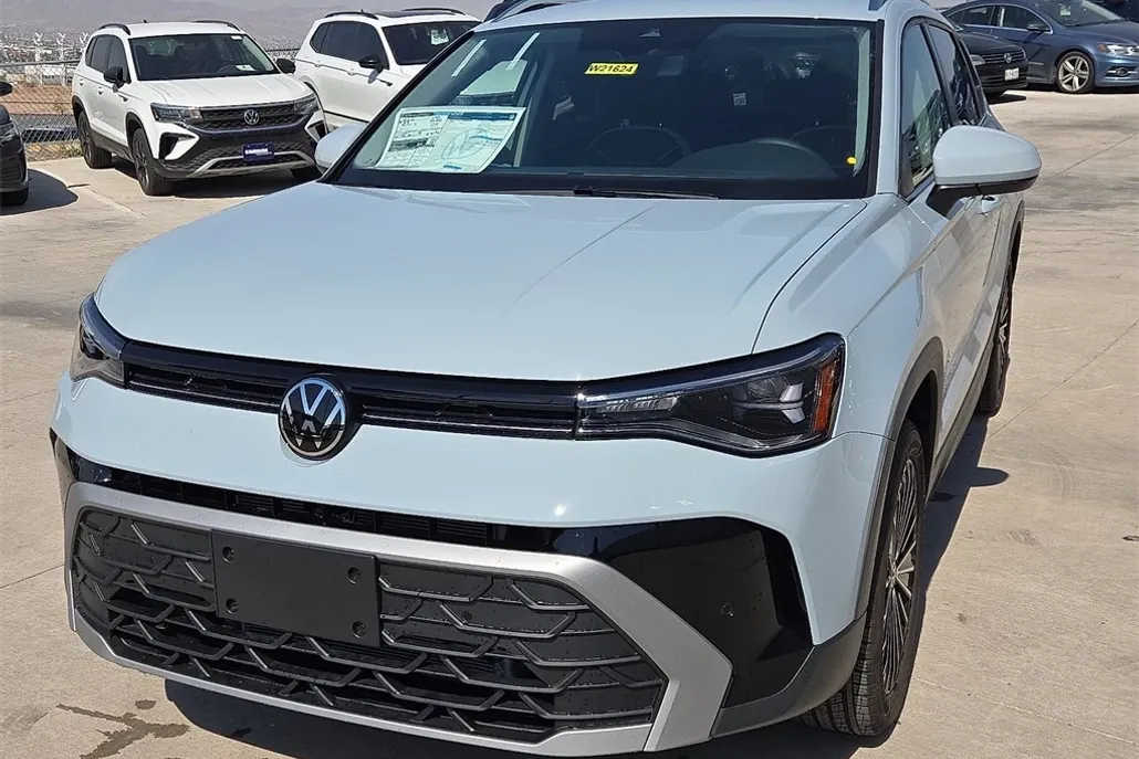 2025 Volkswagen Taos SE photo 1