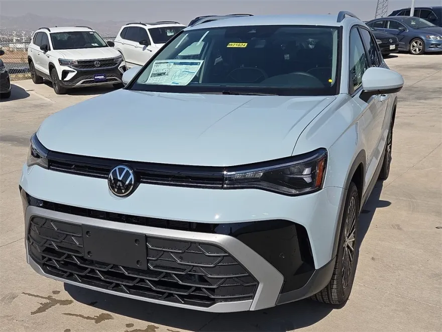 2025 Volkswagen Taos SE photo 1