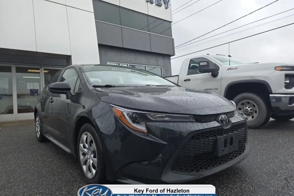 2021 Toyota Corolla LE photo 1