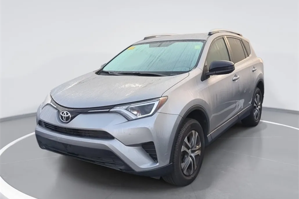 2016 Toyota RAV4 LE photo 1