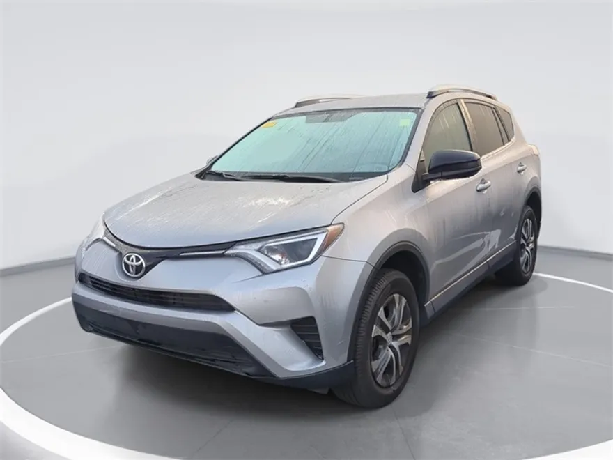 2016 Toyota RAV4 LE photo 1