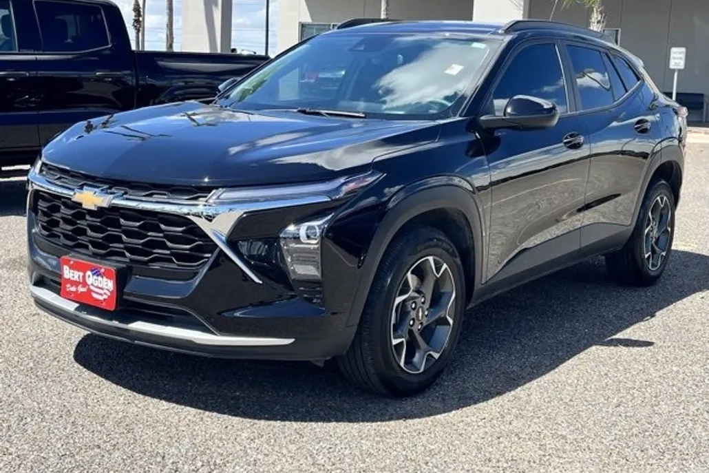 2025 Chevrolet Trax LT photo 1