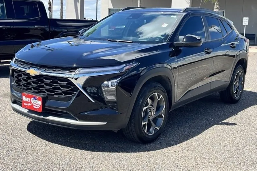 2025 Chevrolet Trax LT photo 1