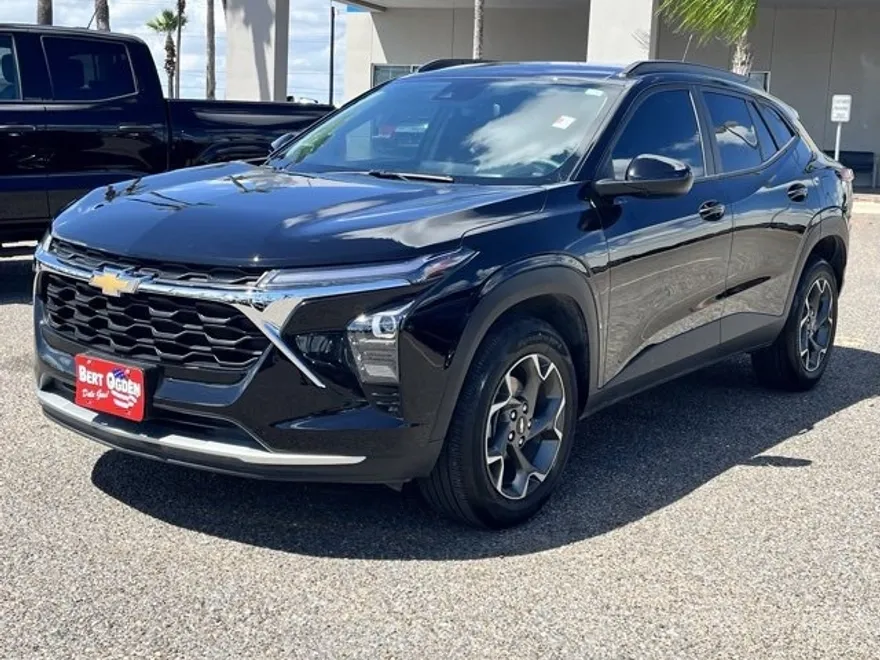 2025 Chevrolet Trax LT photo 1