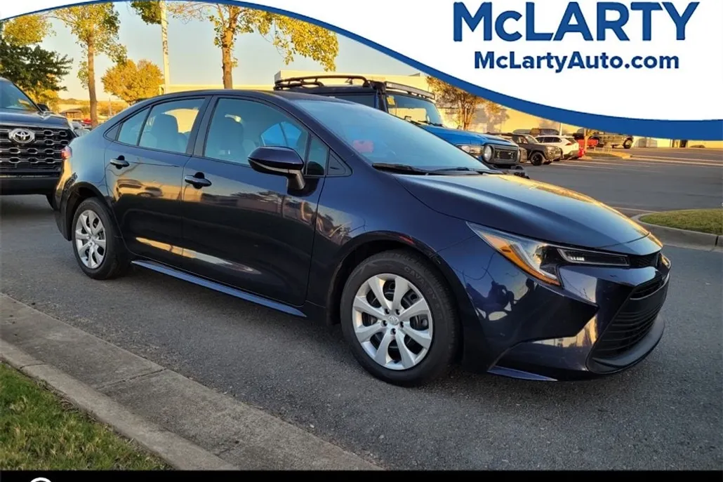 2023 Toyota Corolla LE photo 1