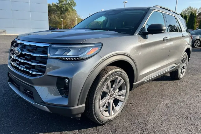 2025 Ford Explorer photo 1