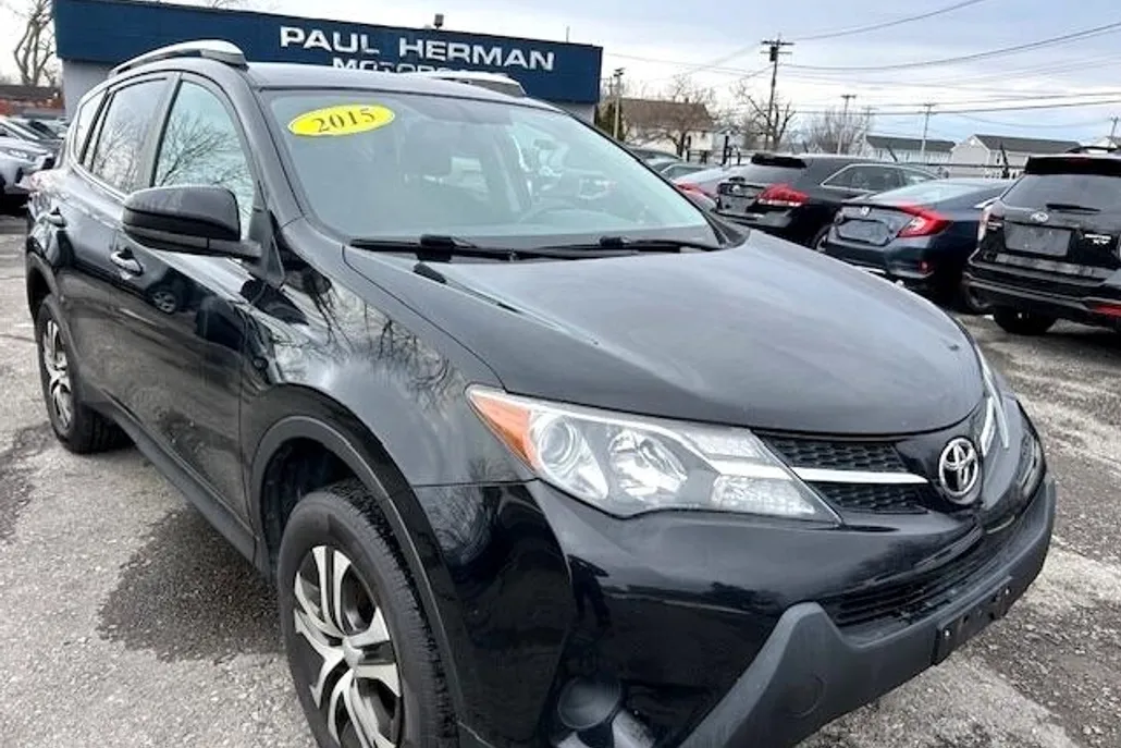 2015 Toyota RAV4 LE photo 1