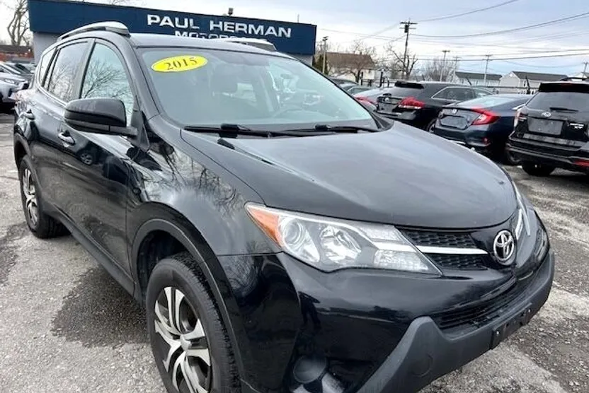 2015 Toyota RAV4 LE photo 1