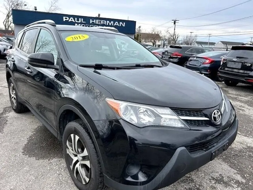 2015 Toyota RAV4 LE photo 1