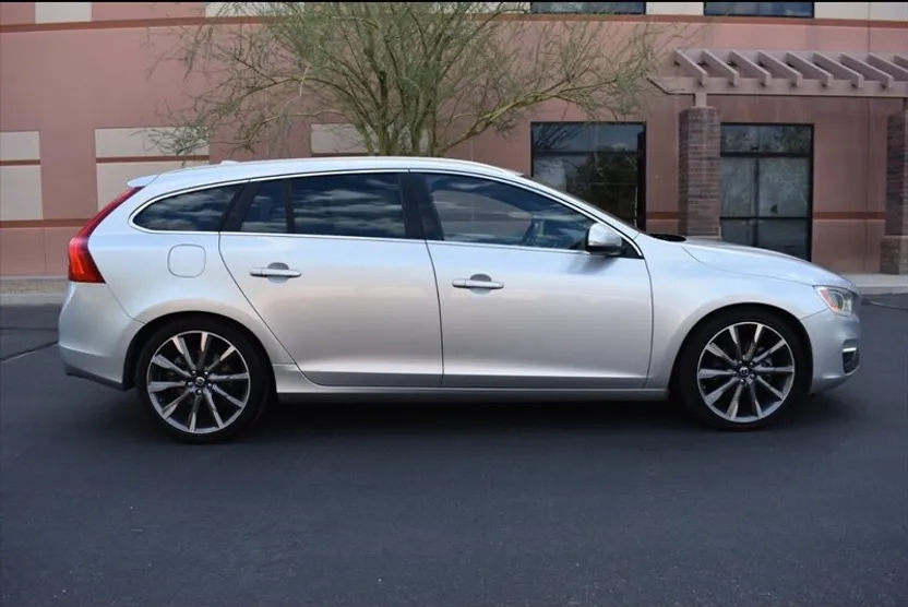 2015 Volvo V60 T5 Drive-E Platinum photo 1