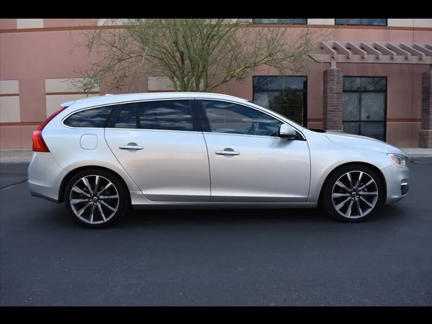 2015 Volvo V60 T5 Drive-E Platinum photo 1