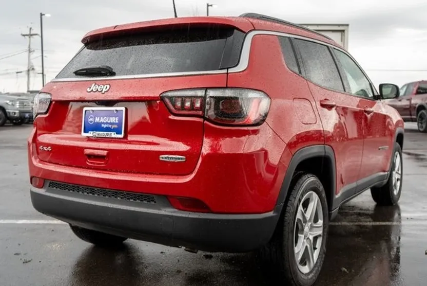 2024 Jeep Compass Latitude photo 1