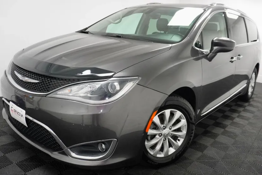 2018 Chrysler Pacifica Touring L photo 1