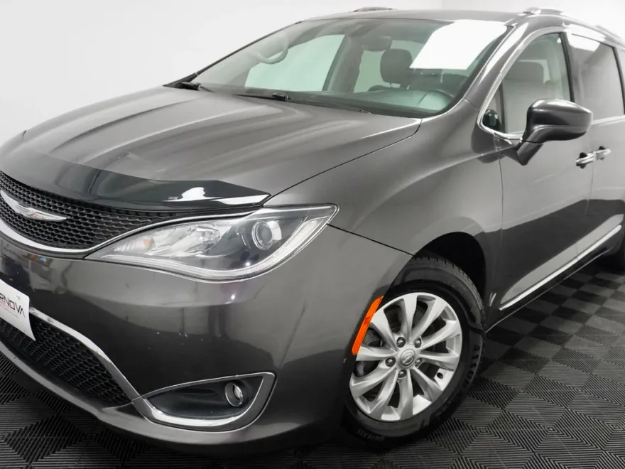 2018 Chrysler Pacifica Touring L photo 1