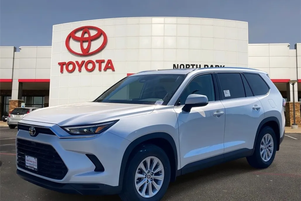 2026 Toyota Highlander Hybrid XLE photo 1