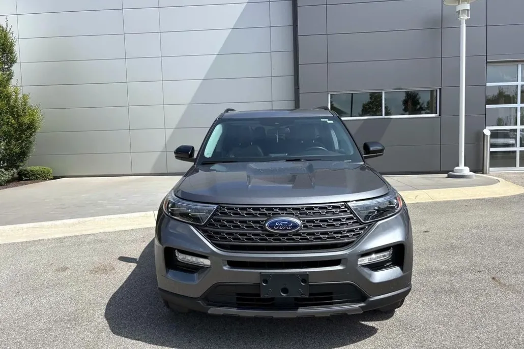 2022 Ford Explorer XLT Sport photo 1