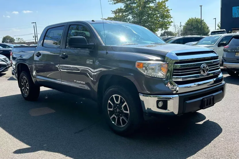 2017 Toyota Tundra SR5 CrewMax photo 1