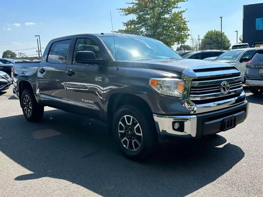 2017 Toyota Tundra SR5 CrewMax photo 1