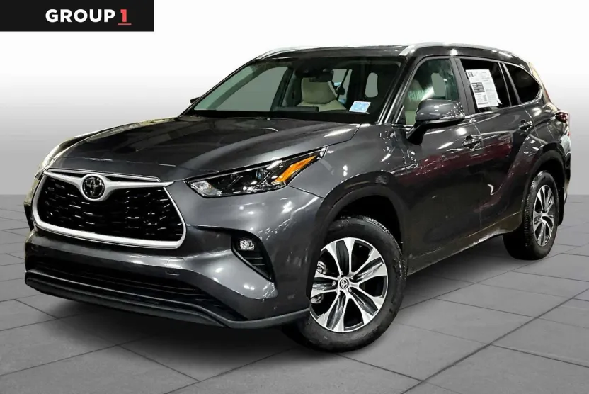 2024 Toyota Highlander LE photo 1