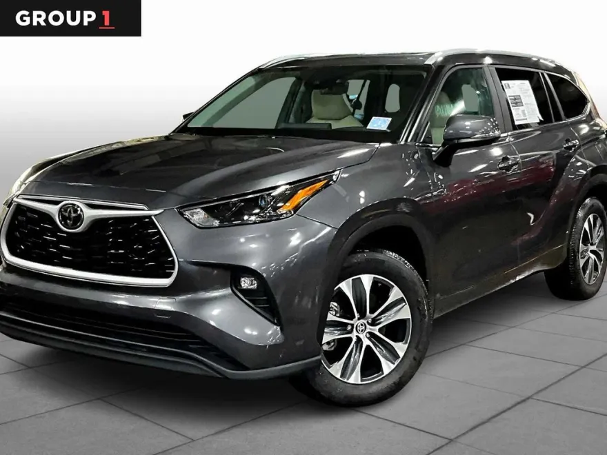 2024 Toyota Highlander LE photo 1
