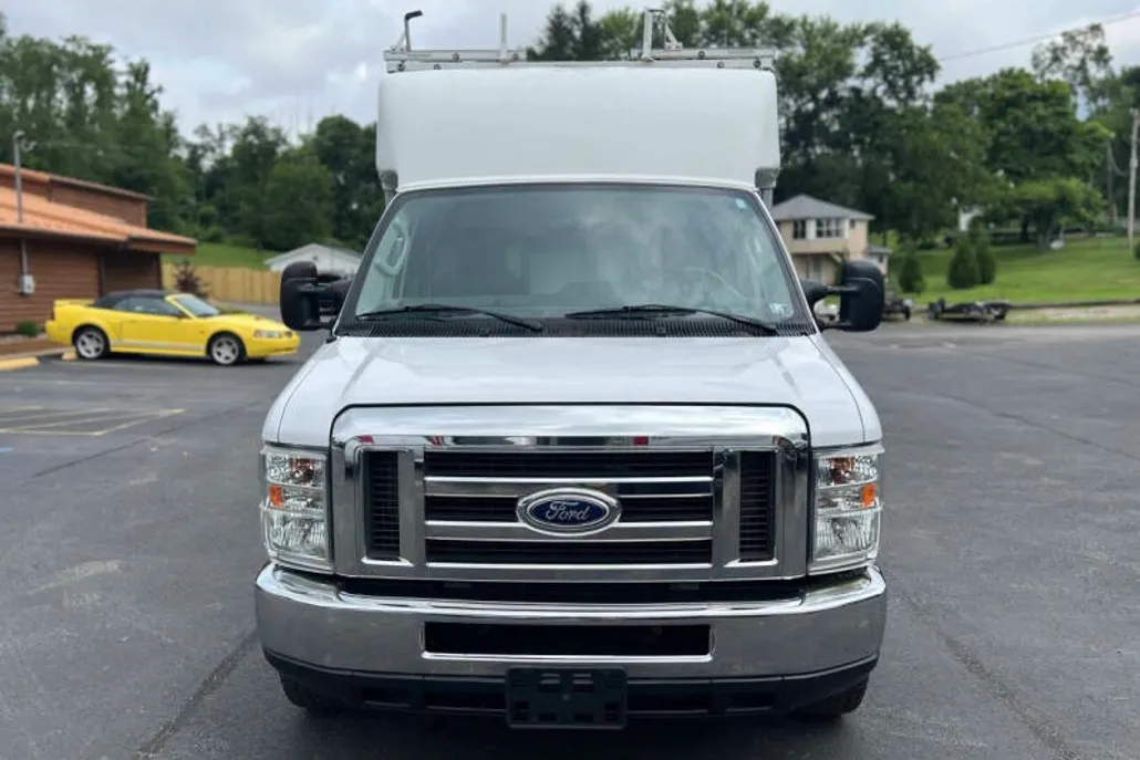 2015 Ford E-350 photo 1