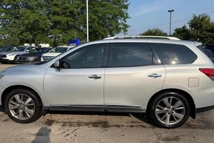 2014 Nissan Pathfinder Platinum photo 1