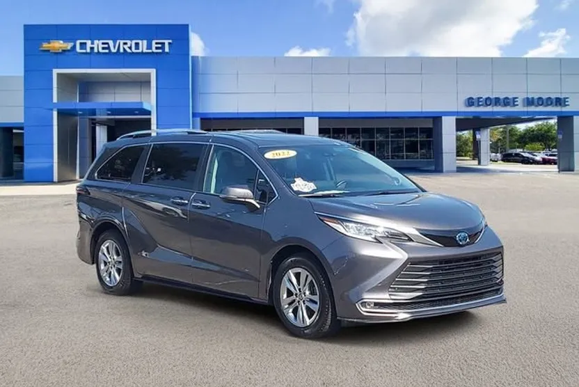 2022 Toyota Sienna Limited photo 1