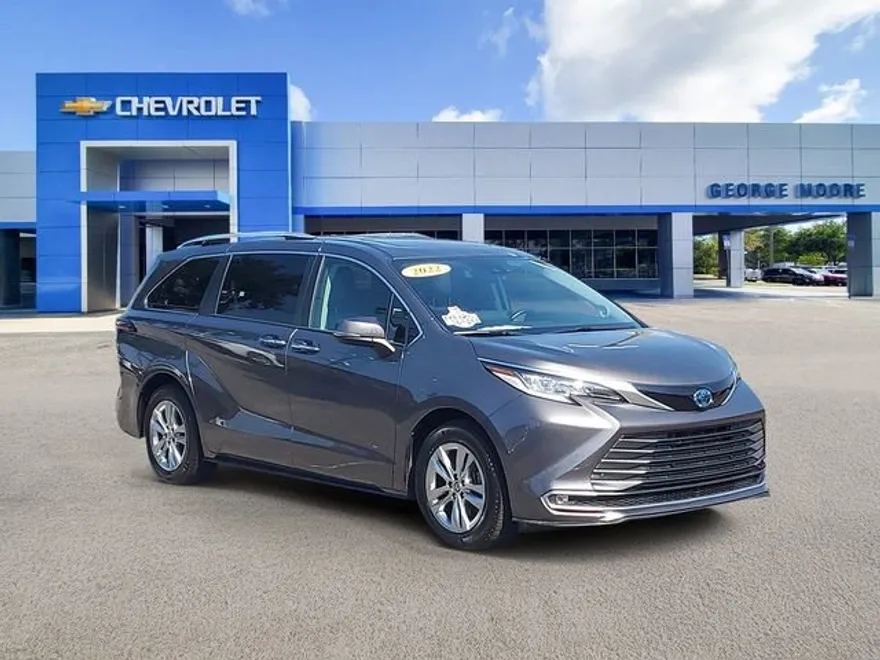 2022 Toyota Sienna Limited photo 1