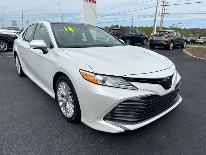 2018 Toyota Camry XLE photo 1
