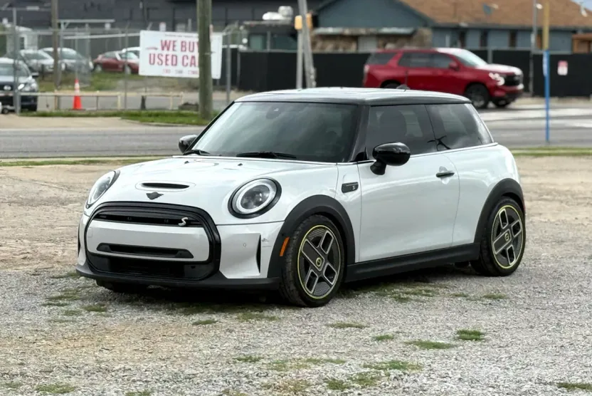 2023 Mini Cooper Hardtop SE photo 1