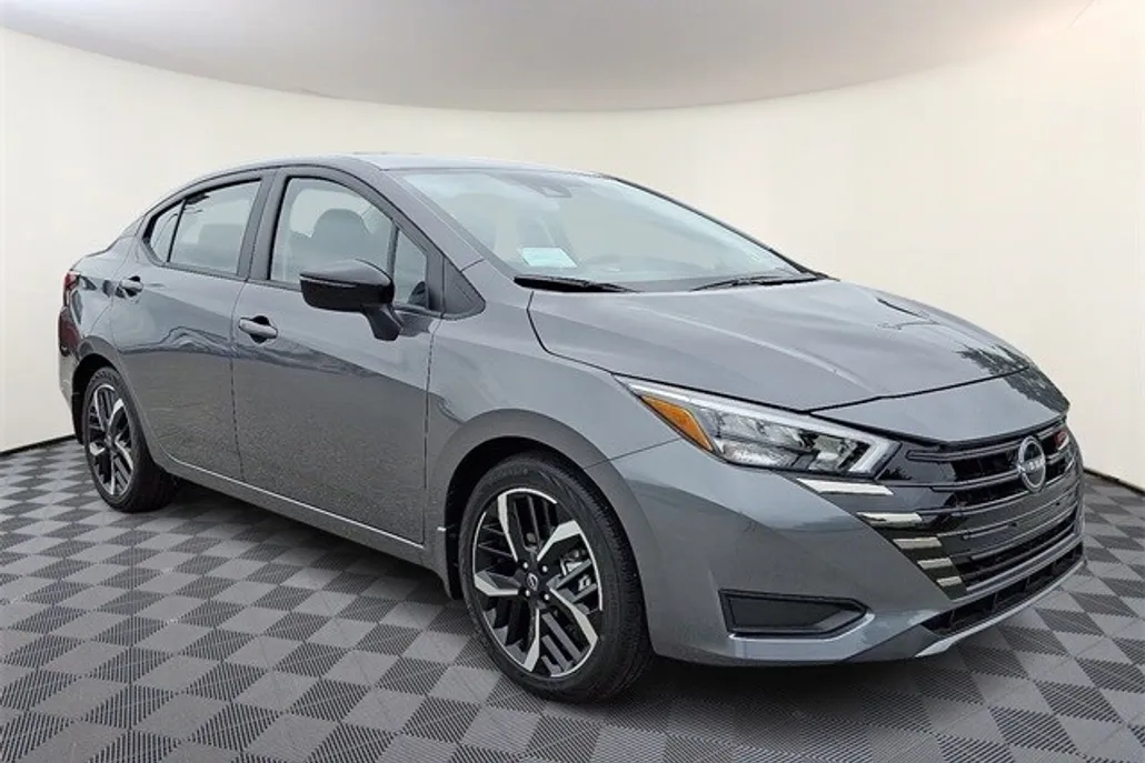 2025 Nissan Versa 1.6 SR photo 1