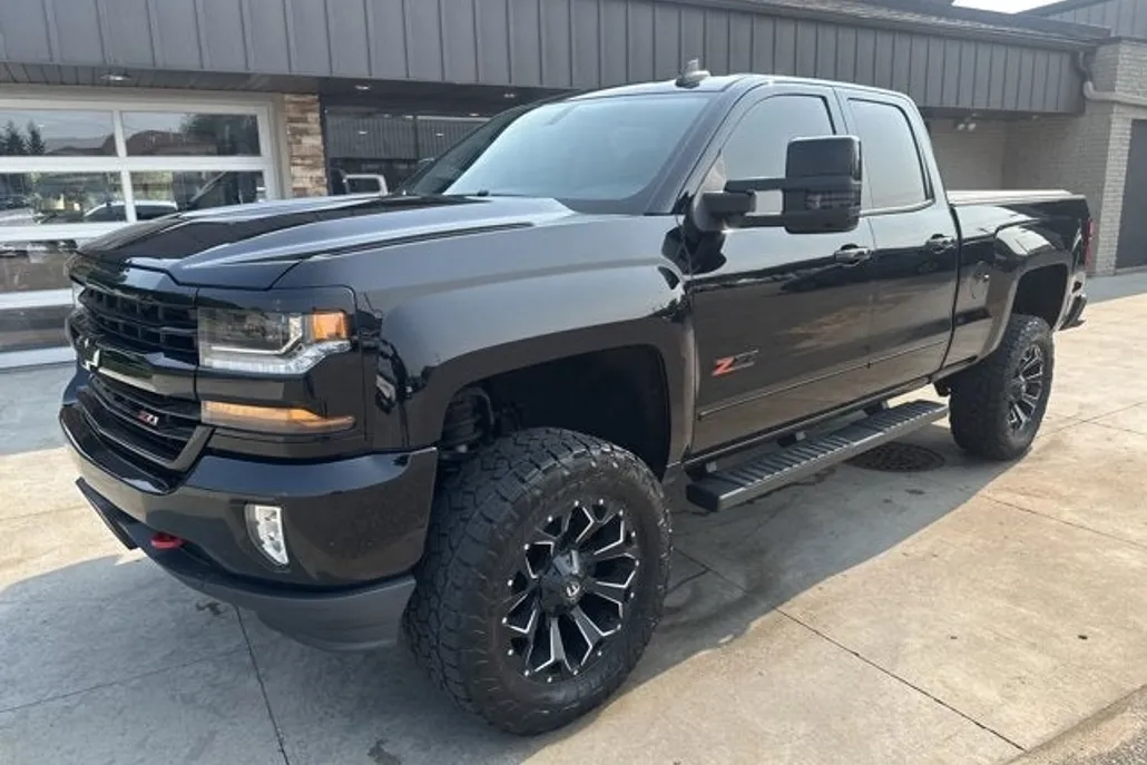2017 Chevrolet Silverado 1500 LT photo 1