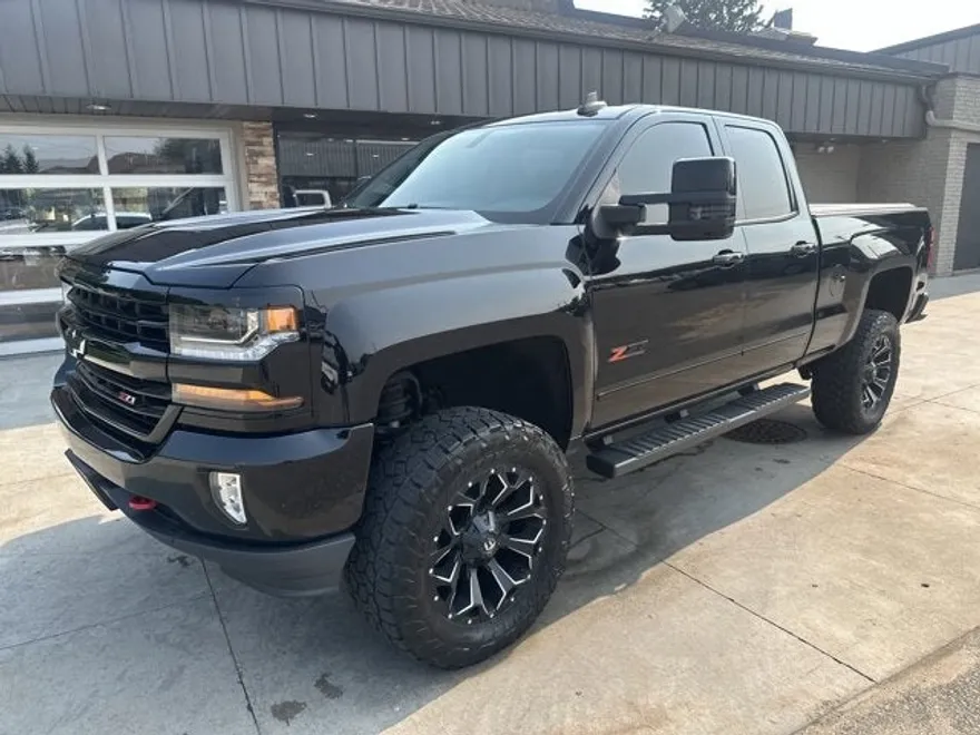 2017 Chevrolet Silverado 1500 LT photo 1