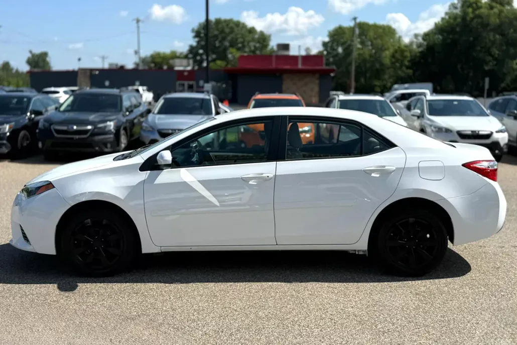 2015 Toyota Corolla L photo 1