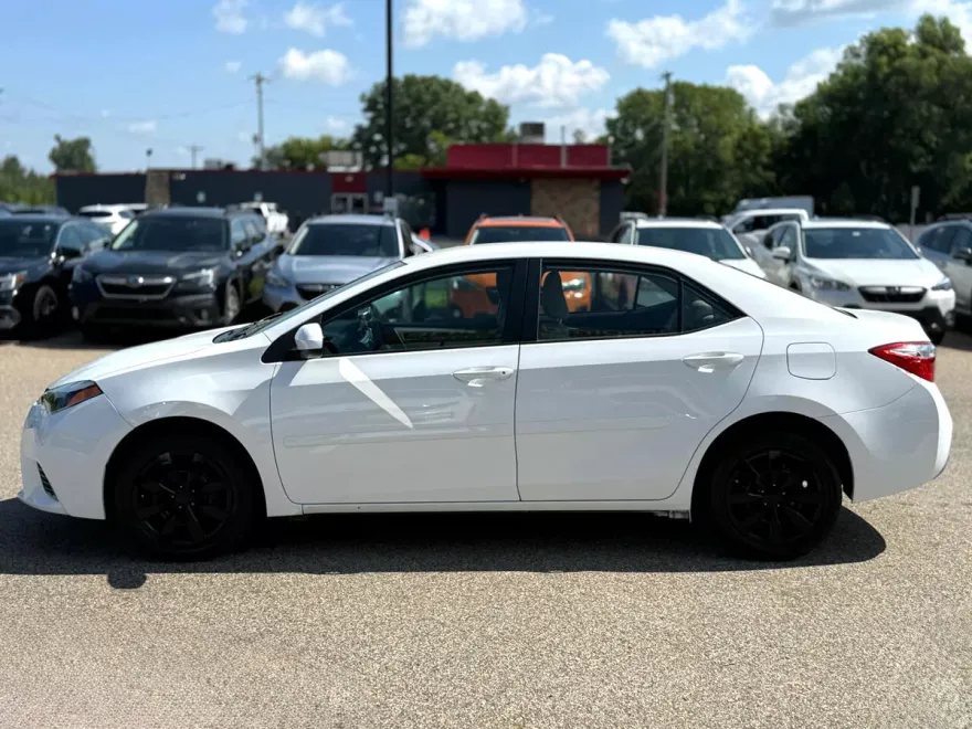 2015 Toyota Corolla L photo 1