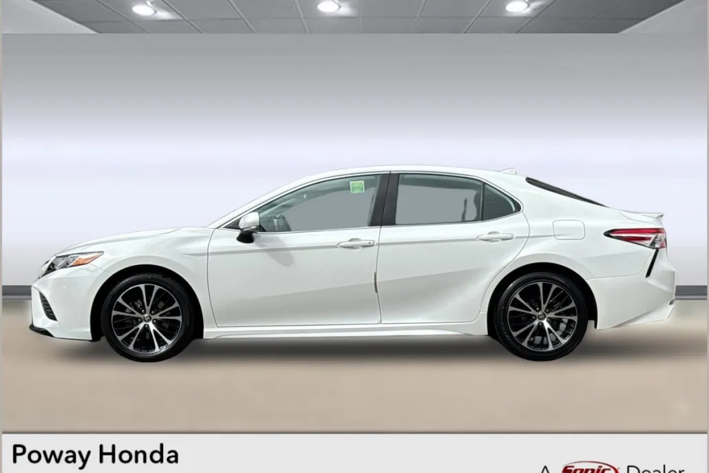 2020 Toyota Camry SE photo 1