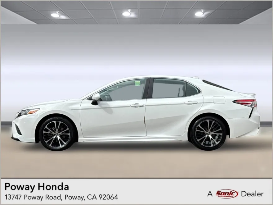 2020 Toyota Camry SE photo 1