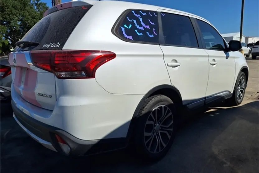 2017 Mitsubishi Outlander ES photo 1