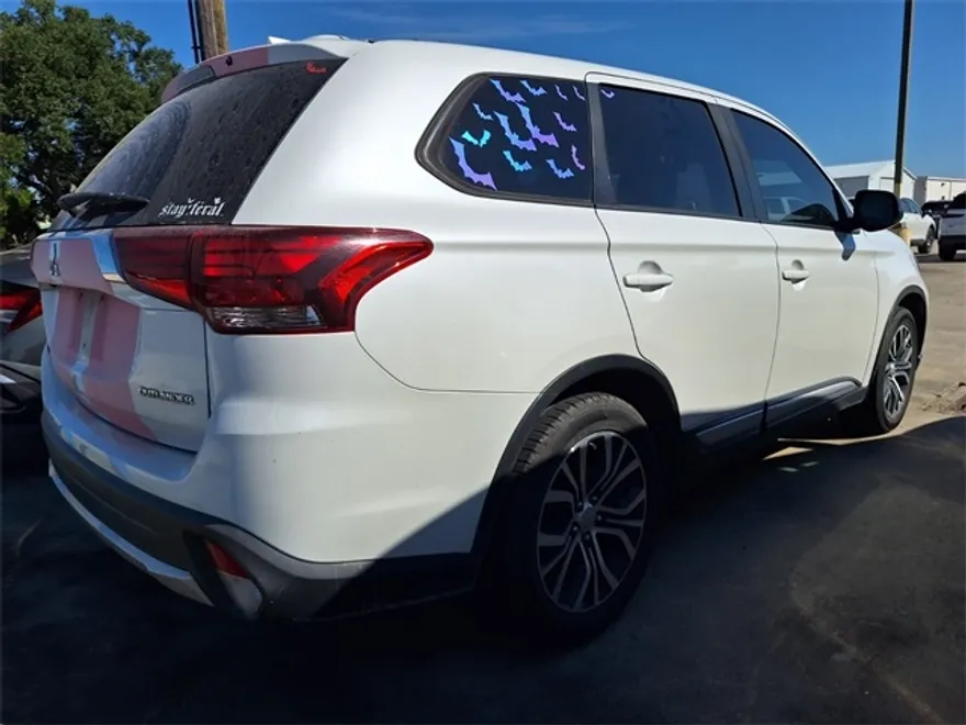 2017 Mitsubishi Outlander ES photo 1