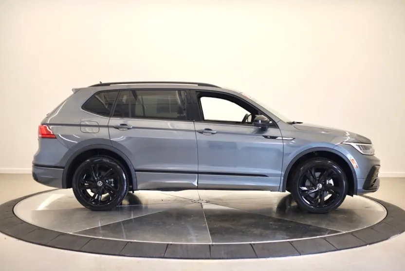 2024 Volkswagen Tiguan SE R-Line Black photo 1