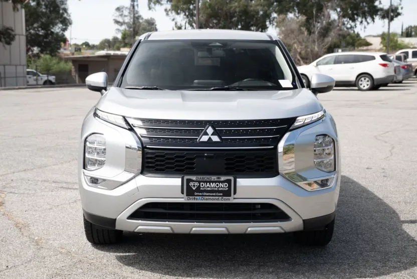 2023 Mitsubishi Outlander SE photo 1