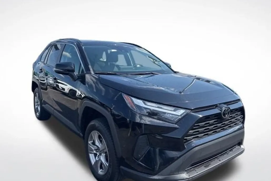 2023 Toyota RAV4 XLE photo 1