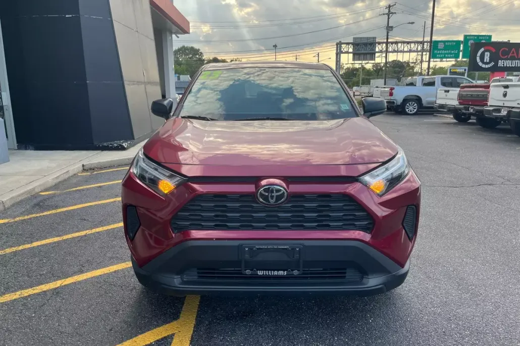 2023 Toyota RAV4 LE photo 1