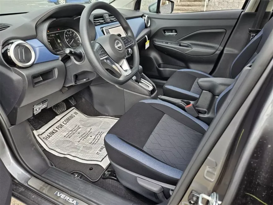 2025 Nissan Versa 1.6 SV photo 4
