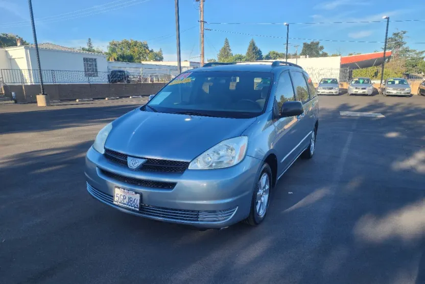 2004 Toyota Sienna CE photo 1