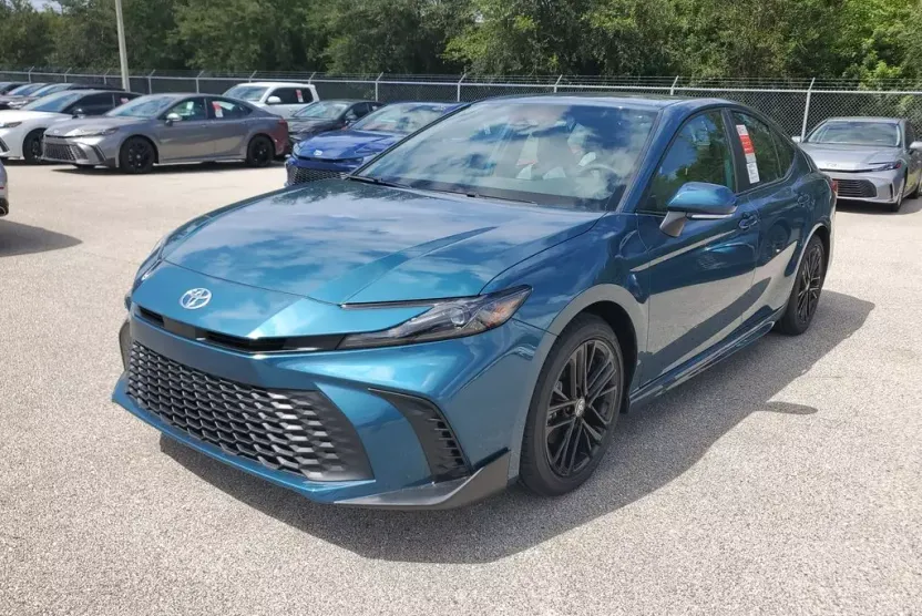 2026 Toyota Camry SE photo 1
