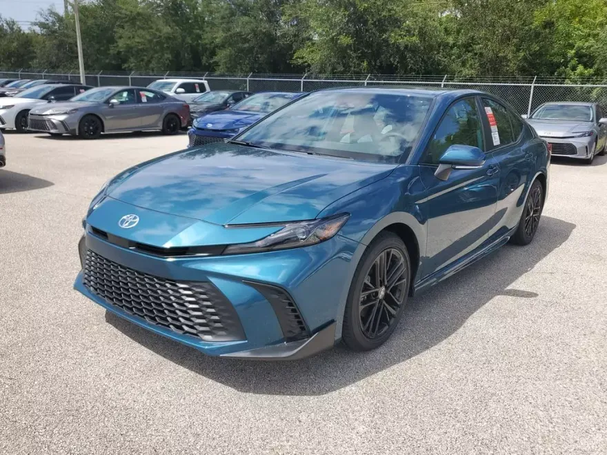 2026 Toyota Camry SE photo 1