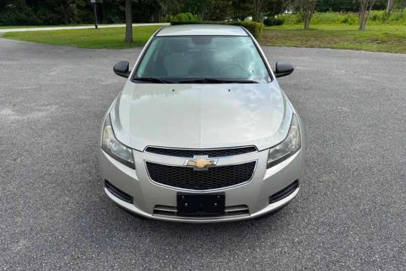 2013 Chevrolet Cruze LS photo 1